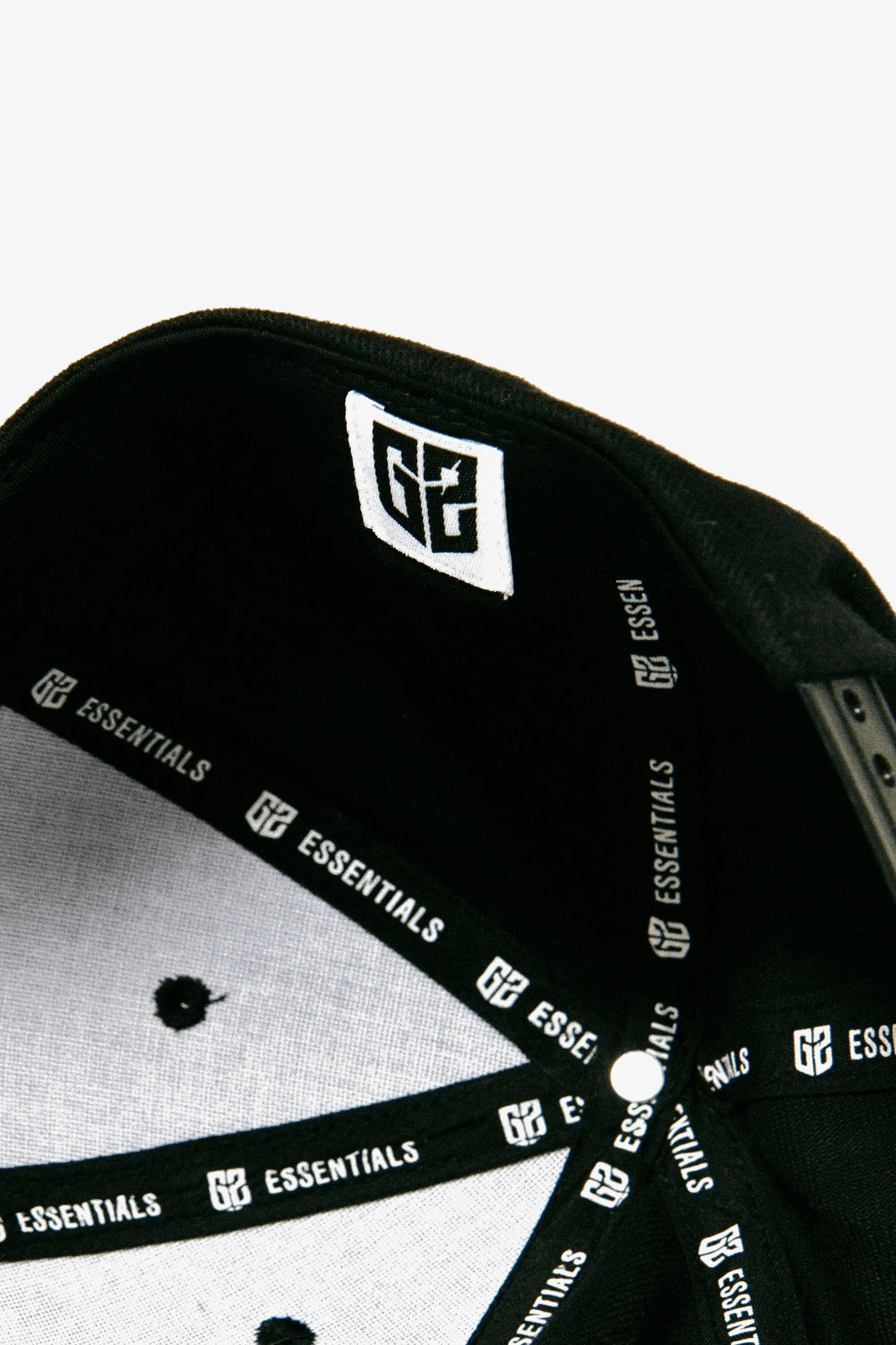 Sure! Here’s an optimized title for the e-commerce product:

**G2 Essentials Curved Brim Snapback Cap in Classic Black - Stylish & Comfortable Design**