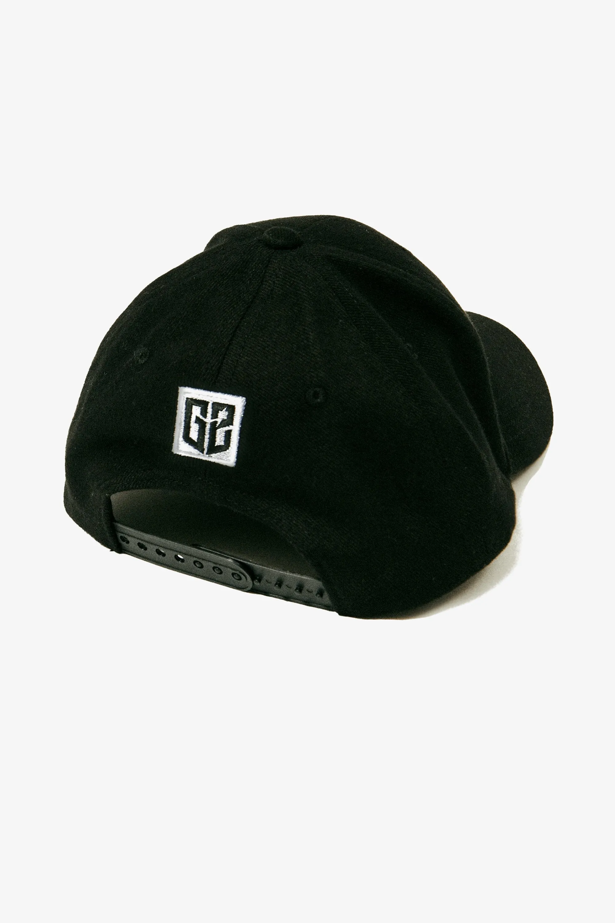 Sure! Here’s an optimized title for the e-commerce product:

**G2 Essentials Curved Brim Snapback Cap in Classic Black - Stylish & Comfortable Design**