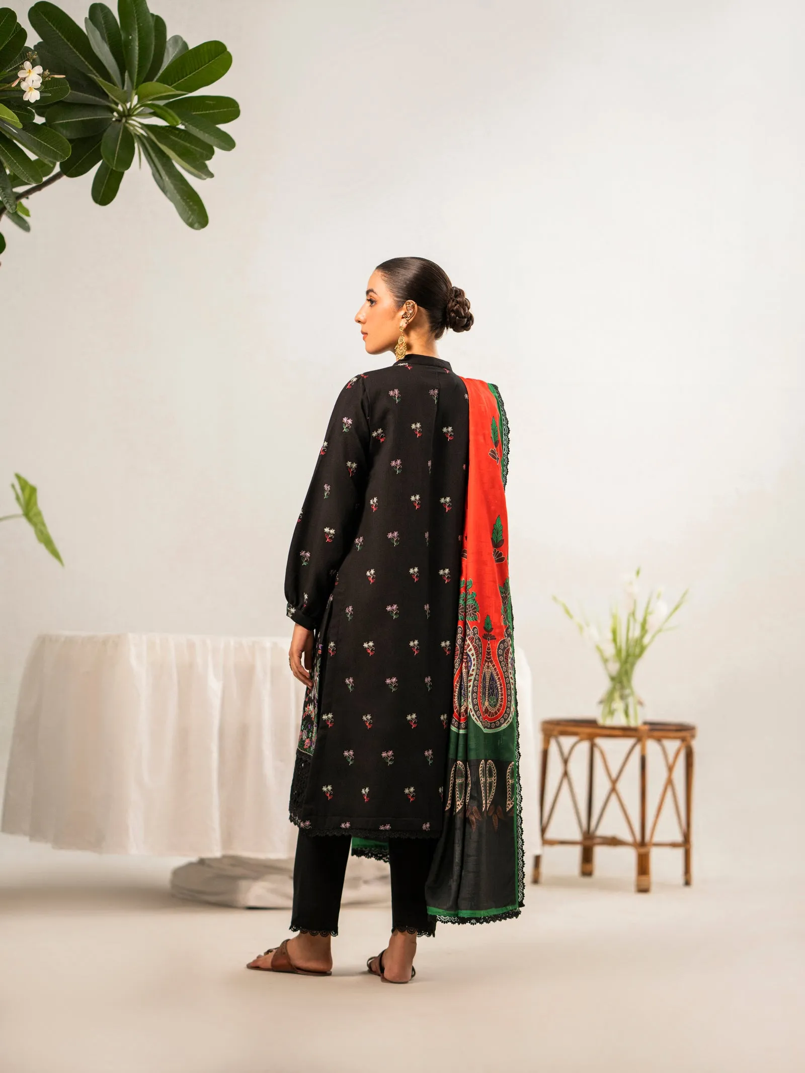 Lawn Karandi Embroidery